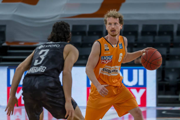 的站位极为 的站位极为